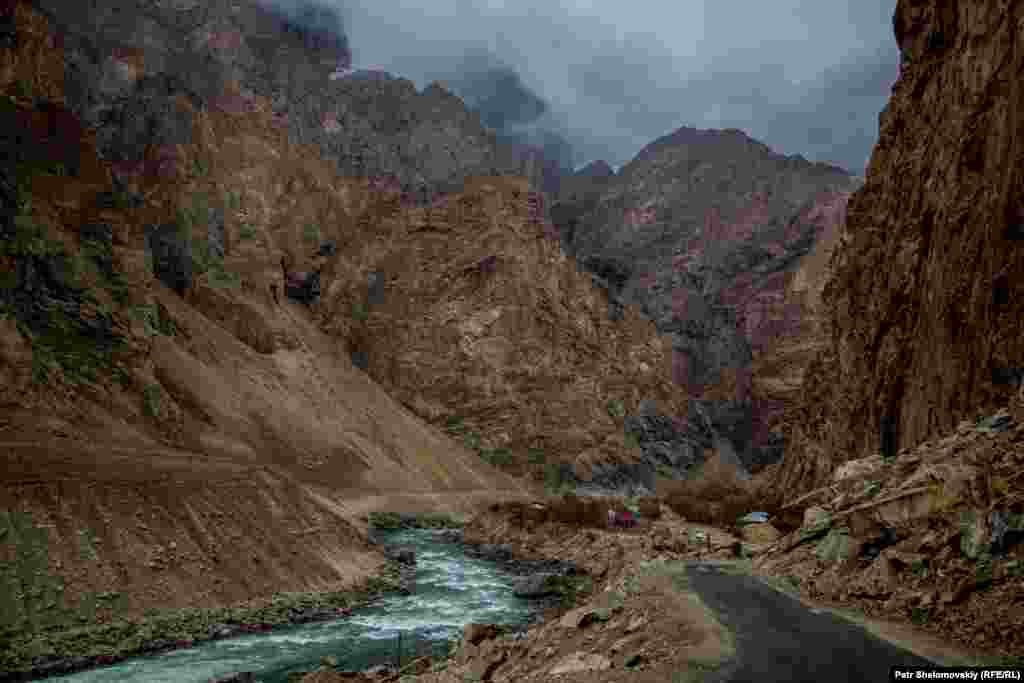 BORDER - Panj The Panj border river that separates Afghanistan and Tajikistan along their nearly 1400 km long border gets extremely narrow during winter months at it&#39;s upper flow&nbsp;
