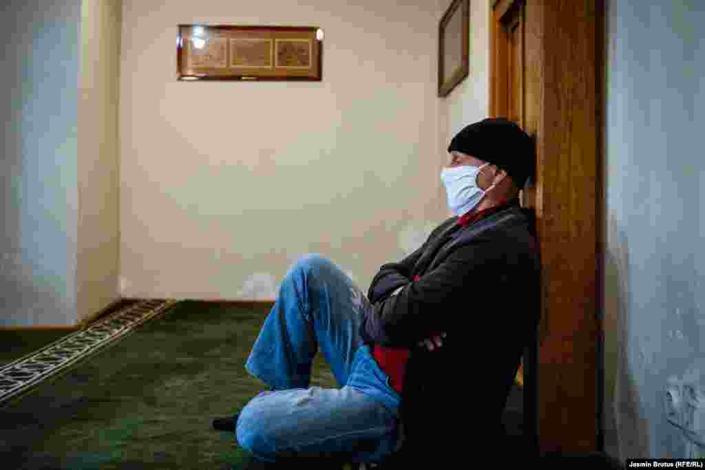 Vjernik sa zaštitnom maskom u Čekrekčijinoj džamiji u Sarajevu čeka na početak podne-namaza. Džamije su od 17. marta u BiH bile zatvorene za zajedničke molitve. U skladu s mjerama nadležnih 6. maja vjernicima je dozvoljeno da dolaze na namaze u džamije.