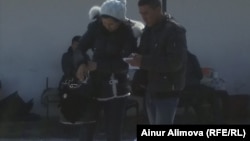 После прохождения таможенного досмотра к торговцам подходят мужчины в гражданской одежде с некими «списками». Алматинская область, 25 февраля 2013 года.