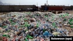 Sticle de plastic care urmează să fie transformate în fibre la fabrica Paktika Shaheen din Kabul