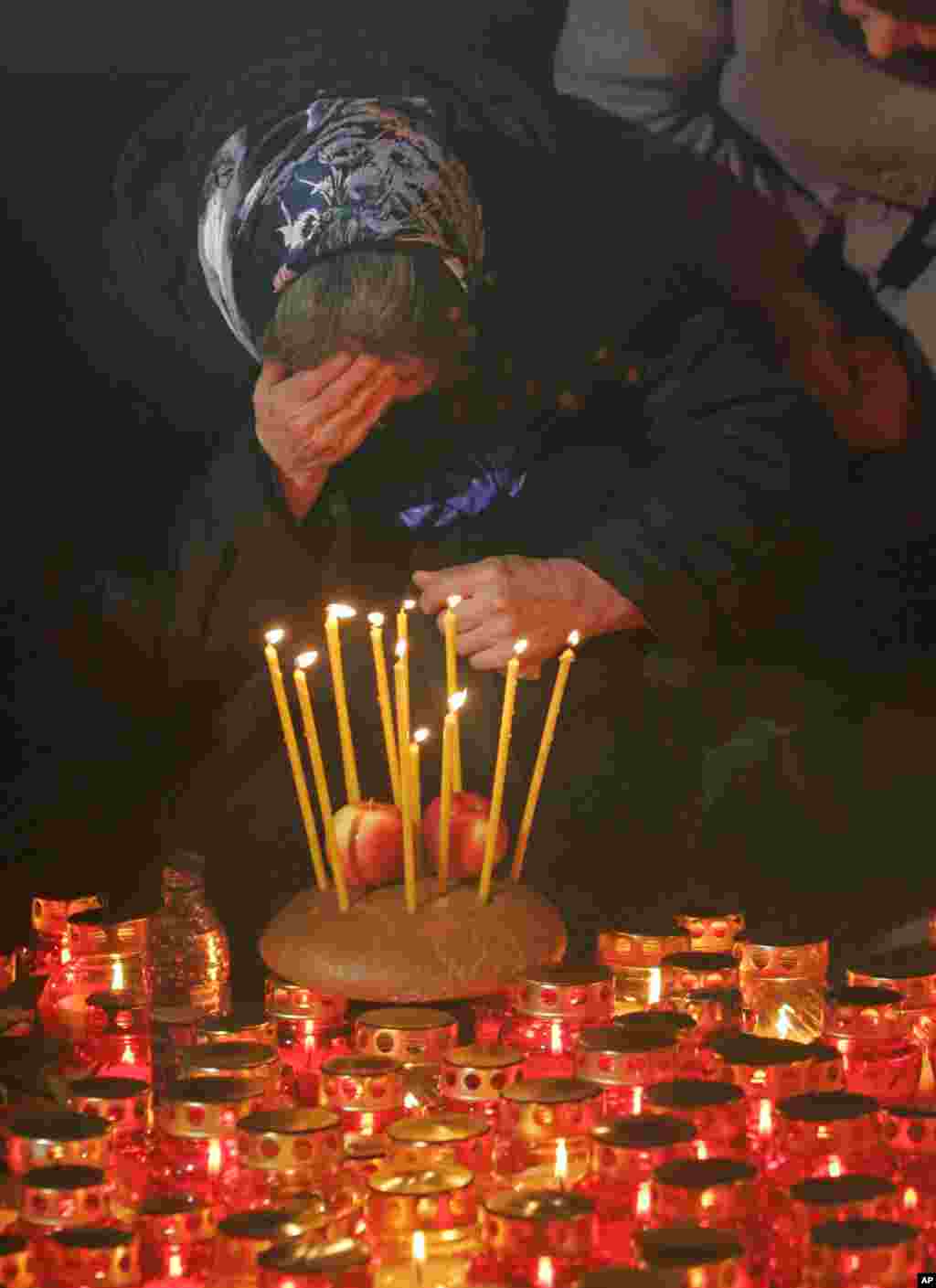 Lumânări aprinse în memoria victimelor Holodomorului, Kiev, 24 noiembrie 2007.