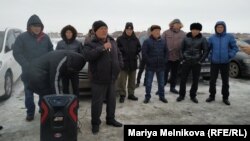 Водители автомобилей с иностранными номерами на митинге в Уральске. 19 января 2020 года.