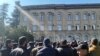 Сторонники оппозиции у здания парламента, 2 марта