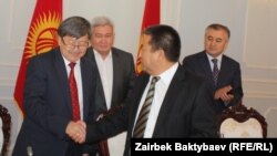 Члены коалиции "Ырыс алды - ынтымак" на встрече со своим кандидатом на пост премьер-министра Жанторо Сатыбалдиевым. 3 сентября 2012 года.