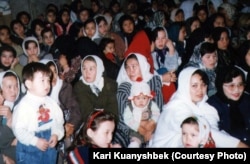 Ирандағы қазақ қыз-келіншектер. Бендер-Түркімен қаласы, 1998 жыл. (Көрнекі сурет)