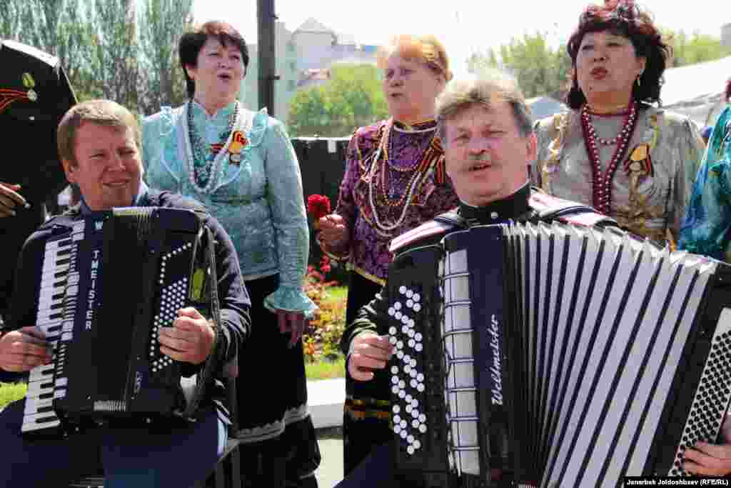 На площади Победы царило праздничное настроение