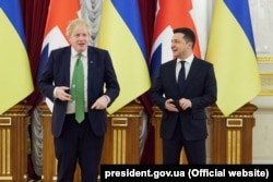 Президент України Володимир Зеленський (праворуч) і премʼєр-міністр Великої Британії Борис Джонсон. Київ, 1 лютого 2022 року