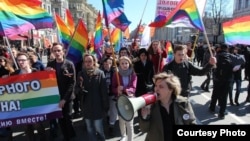 Наталья Цымбалова (справа на переднем плане), координатор «Альянса гетеросексуалов за равенство ЛГБТ», на митинге в поддержку прав геев. 