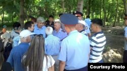 Жители Алматы на месте проведения акции против перекрытия пешеходной части дороги. Алматы, 8 июля 2015 года.