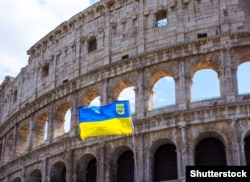 Український прапор на фоні Колізею, Рим, Італія, 3 травня 2019 року