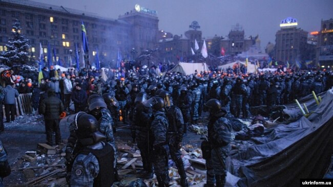 «Беркут» штурмує барикади активістів, грудень 2013 року