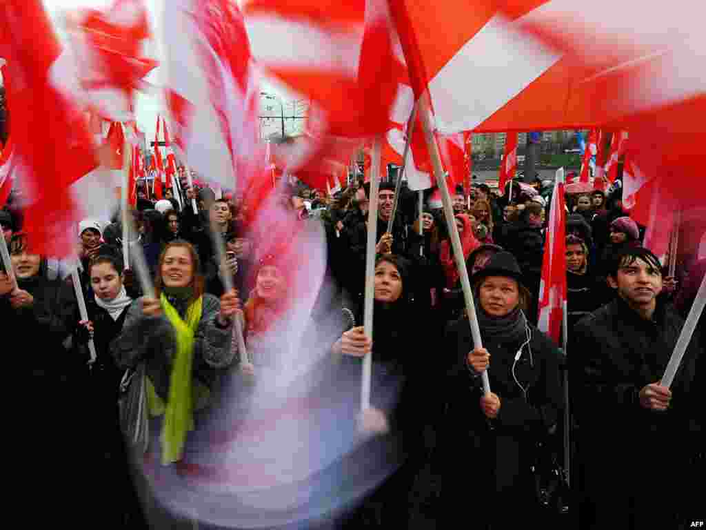 Members of the pro-Kremlin youth group Nashi brave the rain as they carry their flags during a rally marking National Unity Day on the banks of the Moscow River in the Russian capital on November 4. Thousands of pro-Kremlin youths and far-right nationalists massed in competing rallies to mark a new Russian holiday that has yet to seize the wider public imagination. Photo by Natalia Kolesnikova for AFP