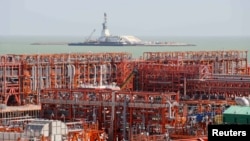 Буровая платформа на искусственном острове месторождения нефти Кашаган в Каспийском море.