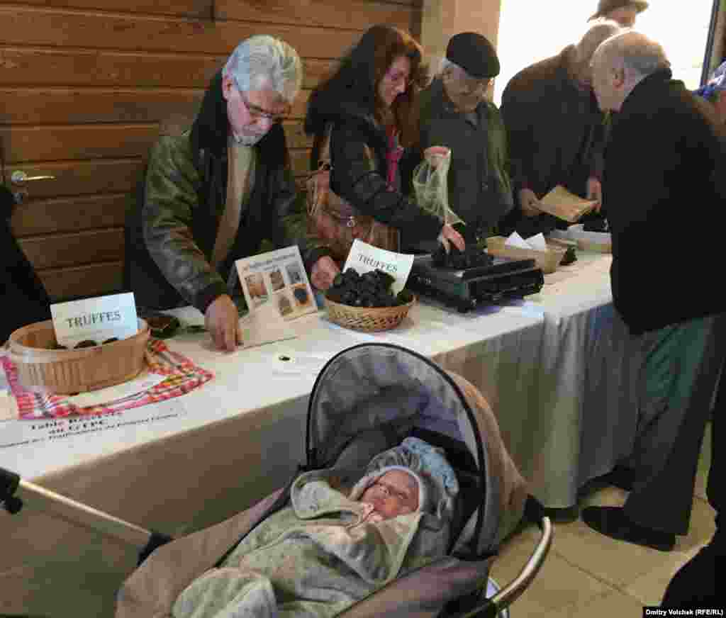 Тут не до молитв, все покупают и продают трюфели, даже младенцы