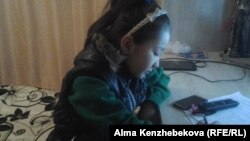 Ученица четвертого класса Назерке Тобалдиева. Алматинская область, 19 октября 2015 года.