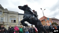 Târgu Secuiesc : Un bărbat călărește în timpul unei parade de Ziua Națională a Ungariei la Târgu Secuiesc (250 km nord de București) pe 15 martie 2013.