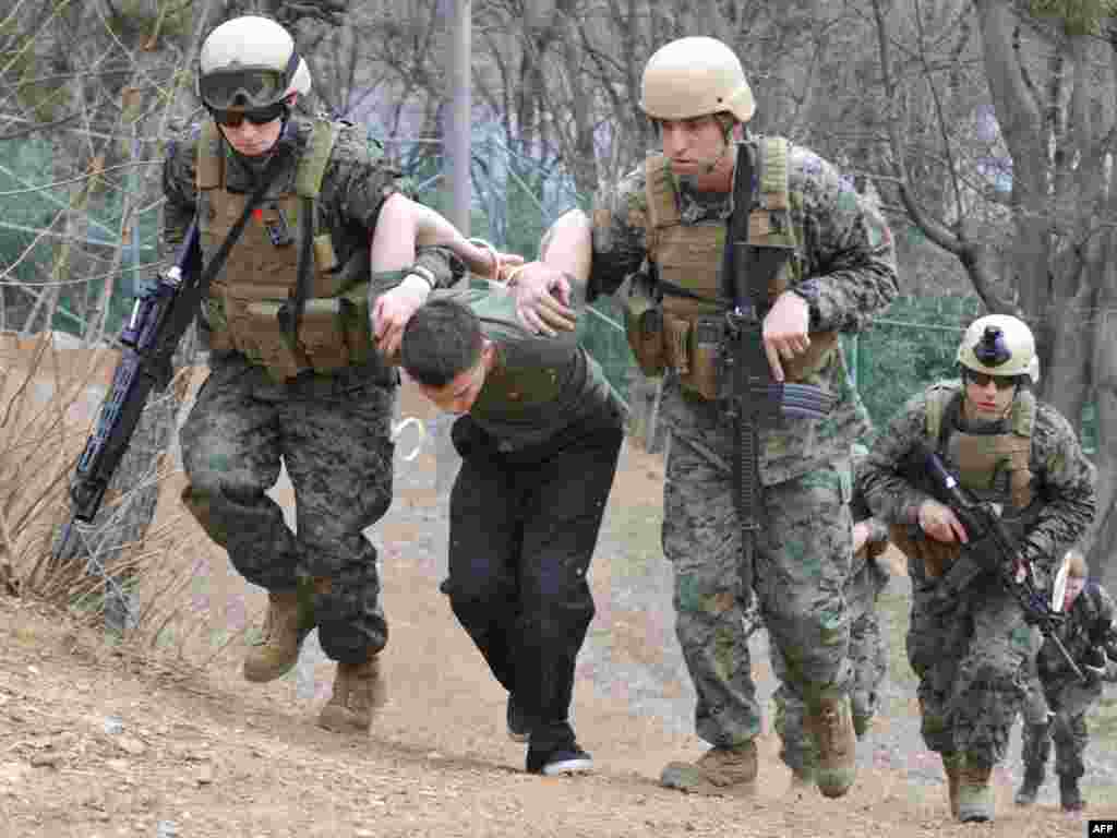 Južna Korea - Trening specijalaca - Članovi antiterorističkih jedinica američkih marinaca učestvuju na redovnom treningu u Jinhaeu, oko 410 km jugoistočno od Seula.