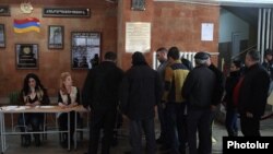 Armenia - Voters in a polling station in Yerevan, 6Dec2015.