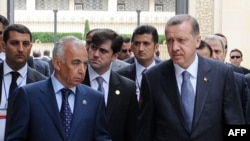 Azerbaijan - Prime Minister of Turkey Tayyip Erdogan (R) meets with officials during a working visit to Baku, 13May2009