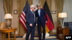 Державний секретар США Джон Керрі (праворуч) зустрічає міністра закордонних справ Німеччини Франка-Вальтера Штайнмаєра у посольстві Сполучених Штатів у Москві. 23 березня 2016 року