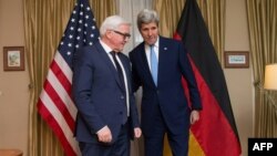 Державний секретар США Джон Керрі (праворуч) зустрічає міністра закордонних справ Німеччини Франка-Вальтера Штайнмаєра у посольстві Сполучених Штатів у Москві. 23 березня 2016 року