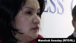 Журналист газеты "Голос Республики" Жанара Касымбекова на пресс-конференции о вызовах на допросы в КНБ сотрудников редакции. Алматы, 15 февраля 2012 года.