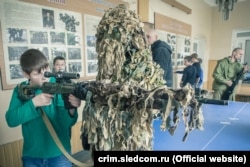 «Урок мужества» для воспитанников подшефного Российского санаторно-реабилитационного центра для детей сирот и детей, оставшихся без попечения родителей. Евпатория, архивное фото