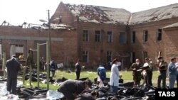 Beslan, 4 septembrie 2004, după ce forțele ruse au luat cu asalt școala, în care o mie de persoane erau ținute ostatece 