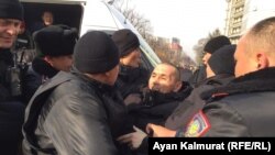 Полиция "ҚДТ митингісіне келген" адамдарды ұстап жатыр. Алматы, 22 ақпан 2020 жыл.