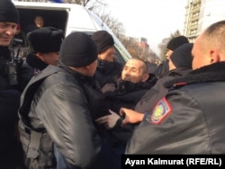 Полиция "ҚДТ митингісіне келген" адамдарды ұстап жатыр. Алматы, 22 ақпан 2020 ж.
