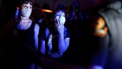 په اتلانتا ښار کې اعتراض کوونکي له پولیسو سره د خبرو پر مهال