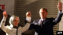 اردوغان به همراه همسرش