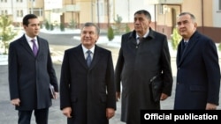 Prezident Mirziyoev, Toshkent hokimi Jahongir Ortiqxo‘jaev (o‘ngdan birinchi) va Arxitektura-qurilish nazorati davlat inspeksiyasi raisi o‘rinbosari Kozim To‘laganov (o‘ngdan ikkinchi) bilan Sergeli tumanida, 21 dekabr, 2018 yil