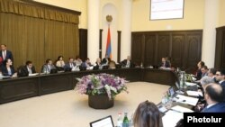 Armenia -- Prime Minister Nikol Pashinian holds a cabinet meeting in Yerevan, June 27, 2019.