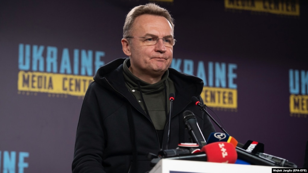 «Відповідні служби вже виїхали на місце. Детальнішу інформацію з’ясовуємо», – написав мер у фейсбуці