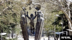Памятник родному языку в Тбилиси