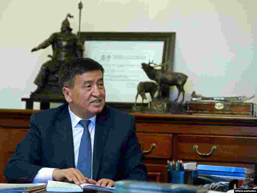 Сооронбай Жээнбеков, кандидат на должность премьер-министра Кыргызстана, после смены власти в 2010 году пять лет работал полномочным представителем правительства в Ошской области. В конце прошлого года его назначили главой государственной кадровой службы,&nbsp;а 23 марта он стал первым заместителем руководителя аппарата президента.&nbsp;