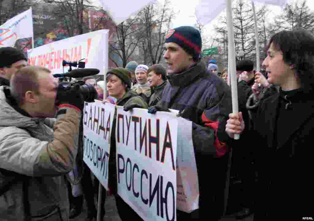 Пикет привлек внимание пишущей и снимающей прессы.