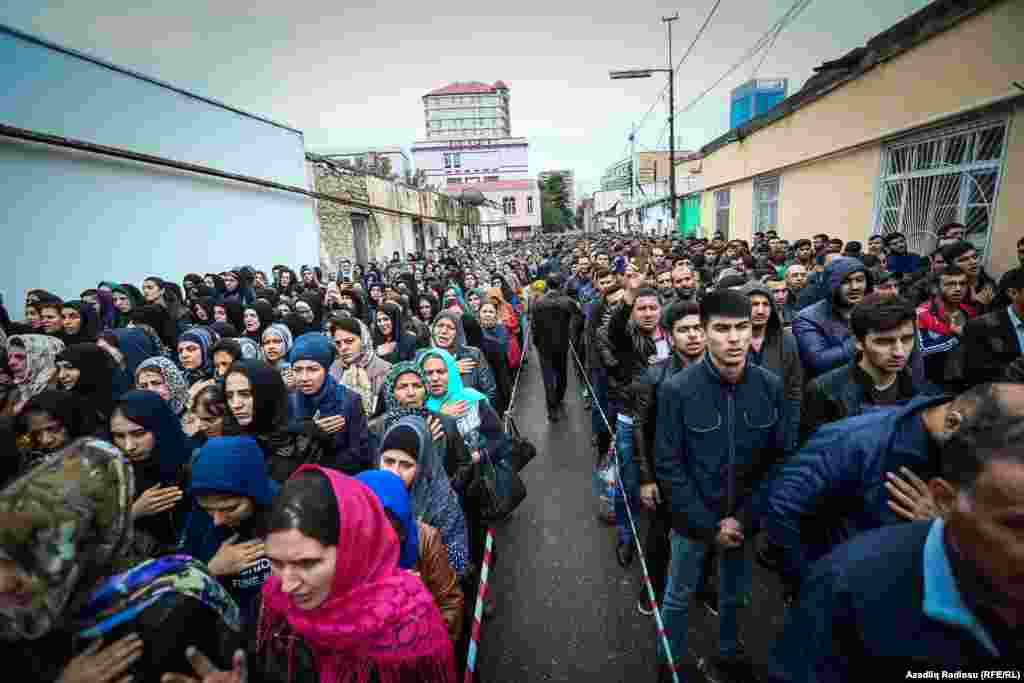 Thousands of Shi&#39;ite worshipers pray and beat their chests near the Mashadi-Dadash Mosque in Baku. They use this symbolic gesture as part of the Ashura ritual to remember the pain suffered by the Prophet Muhammad&#39;s grandson during his martyrdom.