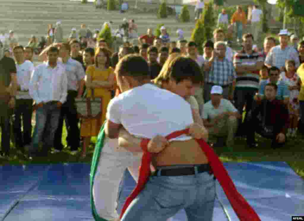 İstanbul Sabantuyı - 2009 - İstanbulda Topkapı mädäniät parkında uzgan tatar sabantuyı. Selman Yeşil fotoları © tawish.org