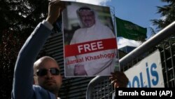 Чалавек стаіць насупраць консульства Саудаўскай Арабіі ў Стамбуле, 5 кастрычніка 2018 года