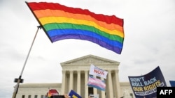 Fotografi ilustruese nga një protestë për të drejtat e komunitetit LGBTI+ para objektit të Gjykatës Supreme të SHBA-së në Uashington, më 8 tetor 2019.