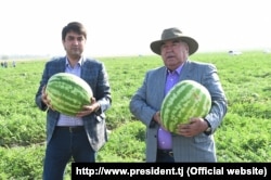 Президент Таджикистана Эмомали Рахмон с сыном Рустамом Эмомали, которому прочат президентство в Таджикистане