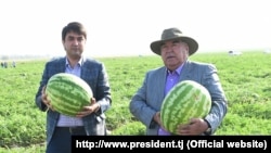 Президент Таджикистана Эмомали Рахмон (справа) и его сын Рустам