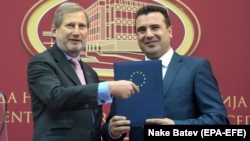 Еврокомесарот Јоханес Хан и македонскиот премиер Зоран Заев