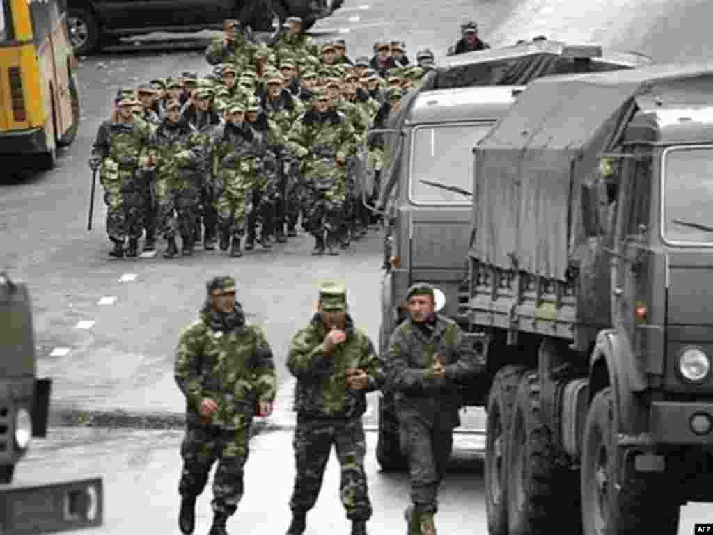 Georgian soldiers patrol a street in central in Tbilisi on November 8, 2007. Georgian President Mikheil Saakashvili announced that presidential elections and a referendum on moving up parliamentary elections will be held on January 5, 2008. The previous day he imposed a 15-day state of emergency after clashes between police and anti-government protesters. Saakashvili accuses Russia of backing the rallies. The opposition and its supporters requested holding parliamentary elections in the spring. According to analysts, it will only be possible to hold the elections in early January if the president resigns. (AFP photo)