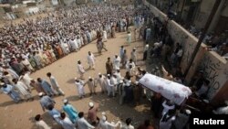 Supporters of Ahle Sunnat Wal Jamaat (ASJW) gather for a funeral in Karachi (file photo, 2011).