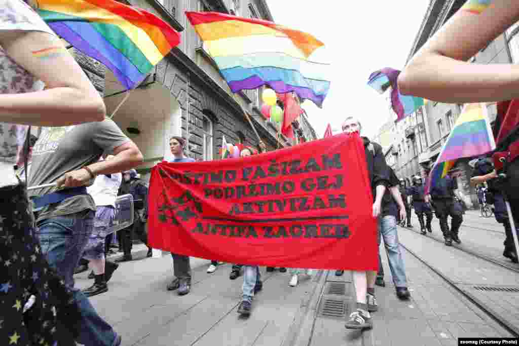 Parada ponosa u Zagrebu 19. jun 2010. , FOTO: ZOOMZG - Ovogodišnja manifestacija, koja je održana pod sloganom "Hrvatska to može progutati", okupila je oko 600 učesnika koji su došli da podrže pravo homoseksualaca na različitost. Povorku, koja je šetala ulicama Zagreba, obezbjeđivalo je oko 200 policajaca, 20-ak kombija i desetak automobila. Na Trgu bana Jelačića povorka se susrela sa predstavnicima Hrvatske čiste stranke prava, koji su organizovali kontraskup, ali nije došlo do fizičkih sukoba.