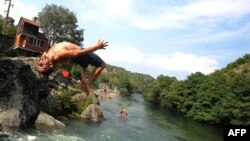 Архивска фотографија: Дете скока во реката Треска во близина на Скопје