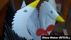 Лебеди, сделанные из бумаги, на выставке в карагандинском музее изобразительных искусств.